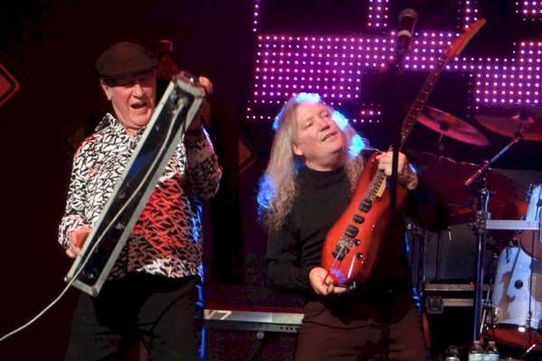Roger Boyd & Glen Bridger at the Wildey Theatre, Edwardsville, IL
Photo by Tom Cullen Roger Boyd & Glen Bridger at the Wildey Theatre, Edwardsville, IL
Photo by Tom Cullen