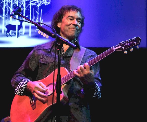 Greg Manahan performing 'Prisoner' at Head East's concert in Skokie, IL on Sept. 24th