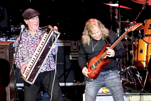 Roger Boyd & Glen Bridger - Rock Legends Cruise VIII
Photo by Jodie Manahan Roger Boyd & Glen Bridger - Rock Legends Cruise VIII
Photo by Jodie Manahan
